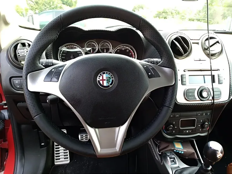 Kierownica Alfa Romeo Mito obszyta skórą perforowaną