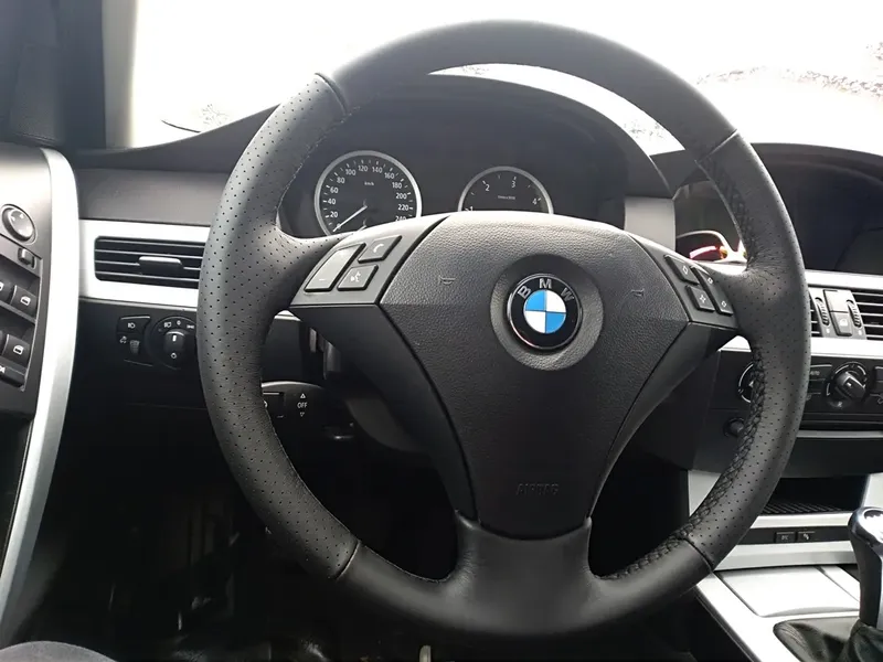 Kierownica BMW E90 obszyta skórą perforowaną czarną
