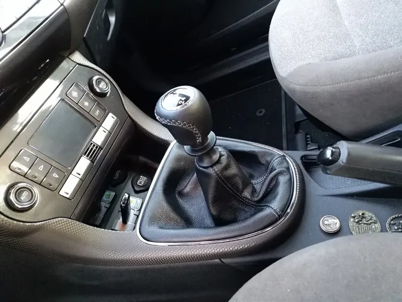Obszyta kierownica BMW E90 ze skórą perforowaną — profil