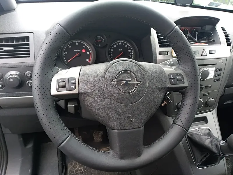 Kierownica Opel Zafira obszyta skórą perforowaną